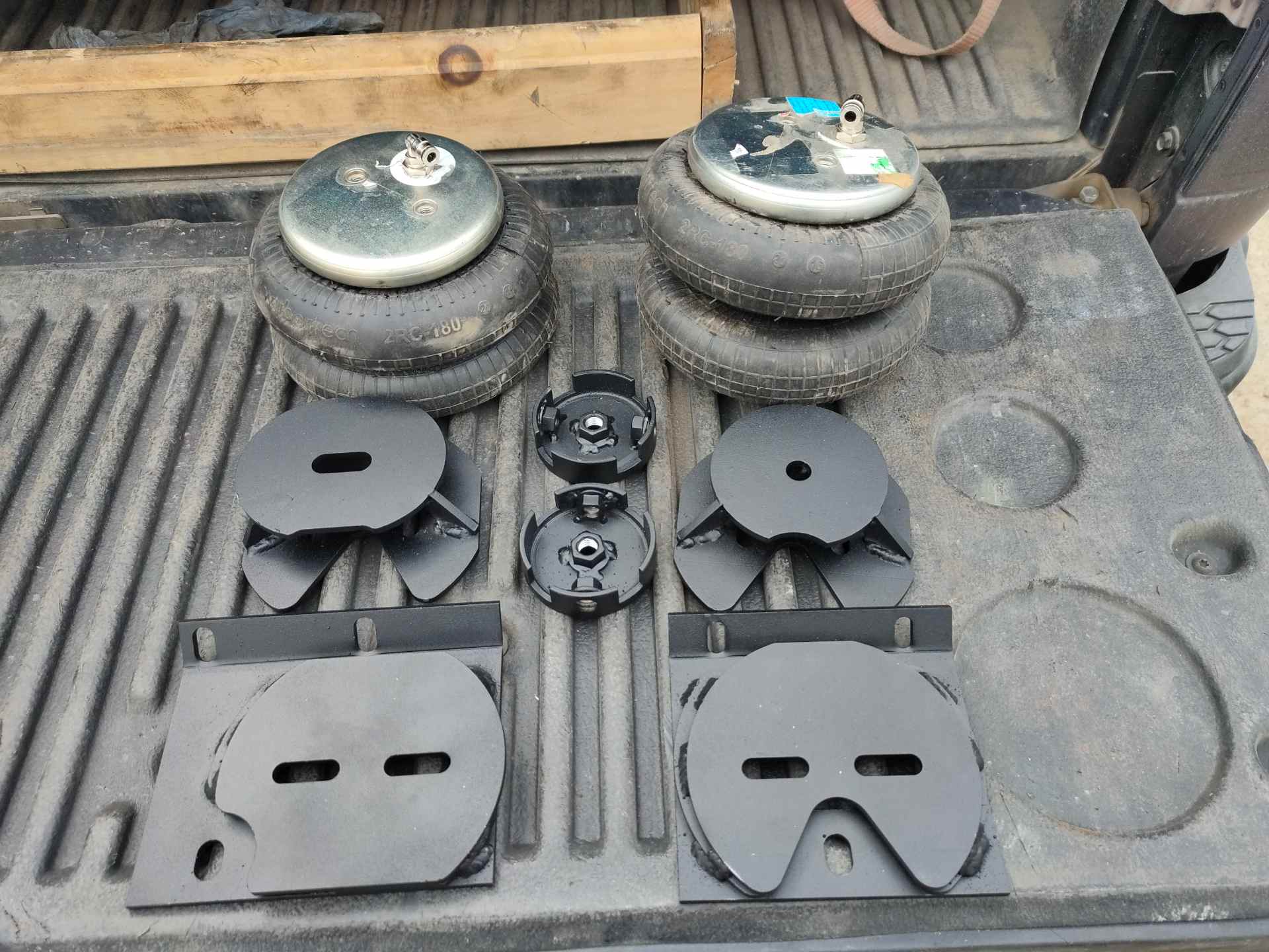 Комплект пневмохелперов на заднюю ось для RAM 2009-2025